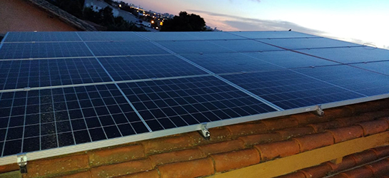 foco seletivo de painéis solares e de arquiteto no escritório