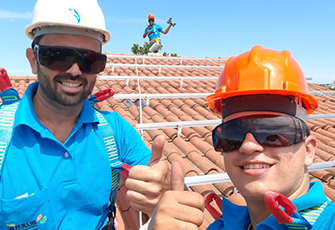 Trabalhador instalando painéis solares de energia reutilizável limpa