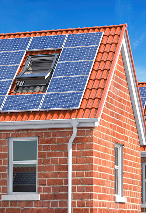 casa com painéis solares no telhado